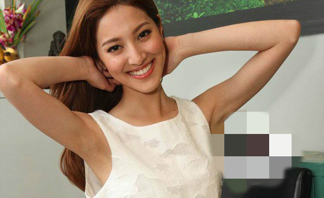 郑嘉颖与女友同居 女友陈凯琳背景惊人脖子现吻痕遭调侃