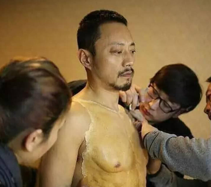 张涵予为什么贴假肌肉不直接练 张涵予原来的肌肉不好吗