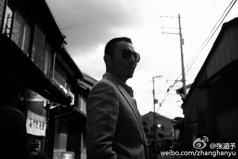 张涵予为什么贴假肌肉不直接练 张涵予原来的肌肉不好吗