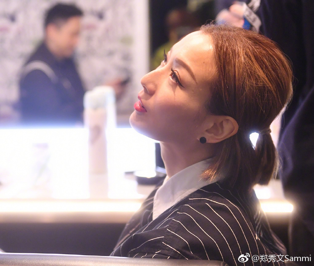 郑秀文现在过得怎么样 郑秀文和杨千嬅长的很像对比图