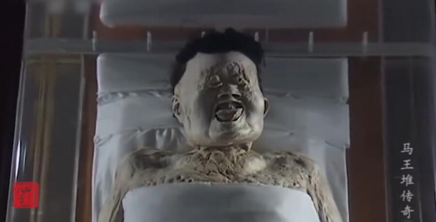 辛追刚出土时的图片 她为什么吐舌头那么吓人