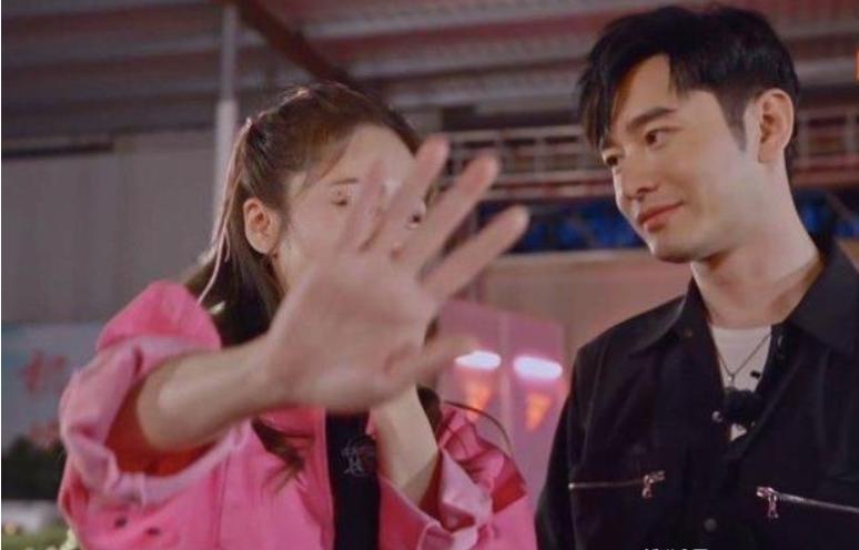 ��ܿ����ͻ�������ǰŮ���� ���ڳ˷�����˵��ʲô