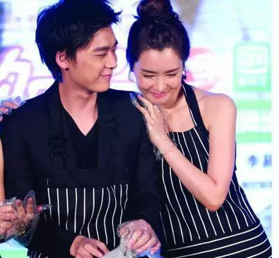 ��ຣ�����׷���������� ��ຣ�ں�����һ��Ů����