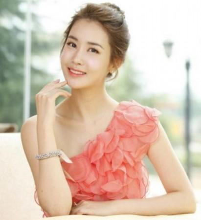 ��ຣ�����׷���������� ��ຣ�ں�����һ��Ů����