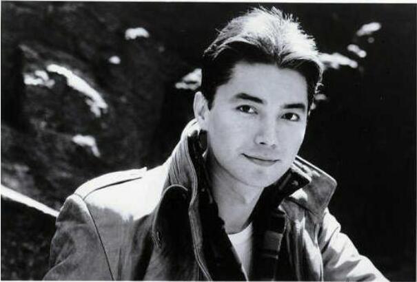 尊龙怎么长得像外国人 尊龙现状如何他年轻时候的照片超帅