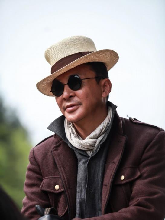 石文中的脸怎么了为什么样子怪 他的下巴是天生的吗