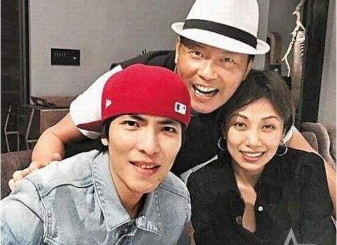 ���л�ǰ���Ѻڸ���Ƭ ���������л۽������