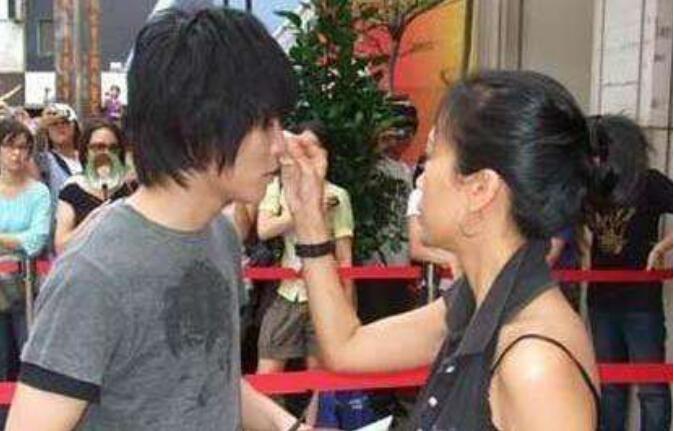 ���л�ǰ���Ѻڸ���Ƭ ���������л۽������