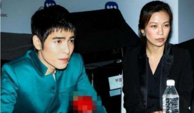 ���л�ǰ���Ѻڸ���Ƭ ���������л۽������