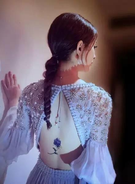 赵丽颖后背纹身图片 赵丽颖后背的包石怎么回事