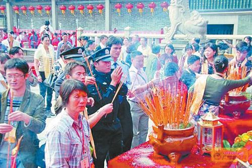 烧香看香火的吉凶图片 拜神烧香烧几根好