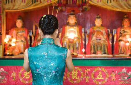 烧香看香火的吉凶图片 拜神烧香烧几根好