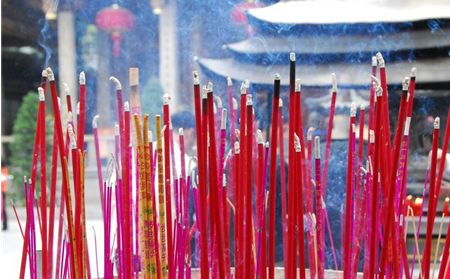 烧香看香火的吉凶图片 拜神烧香烧几根好