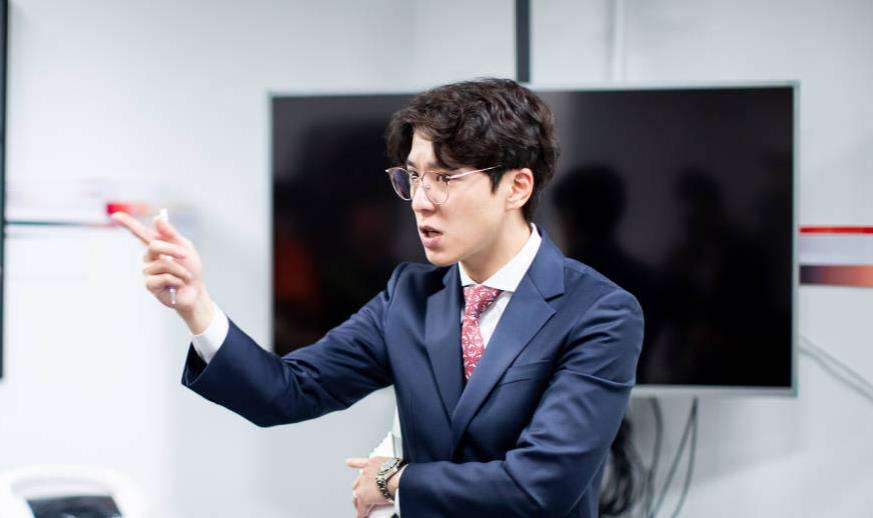 另外,kkoma不仅教练有方,颜值也是非常的高,有"电竞王力宏"的称号,在