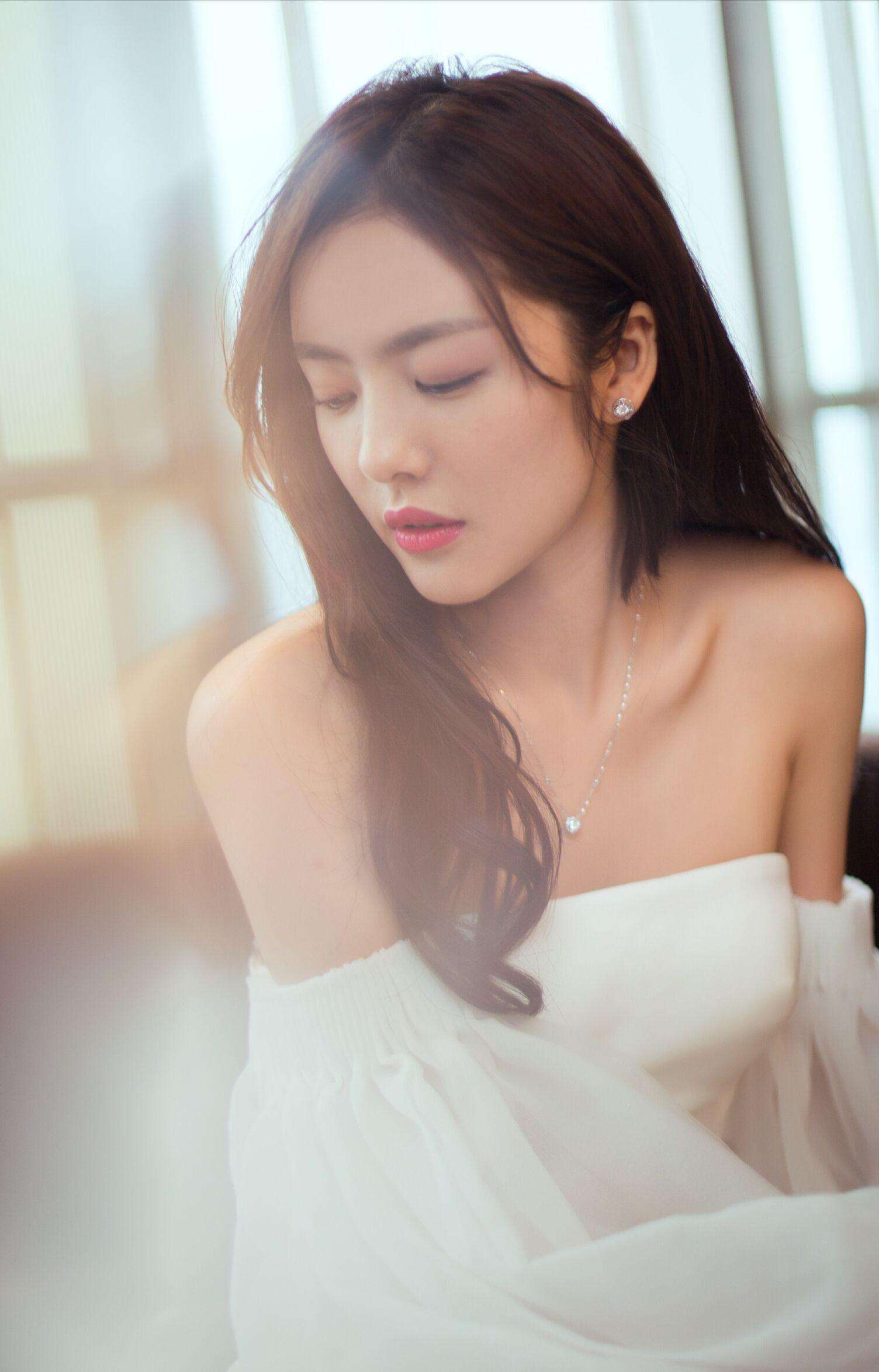 张芷溪的鼻子是假的吧 张芷溪和蔡文静,郭碧婷很像对比照