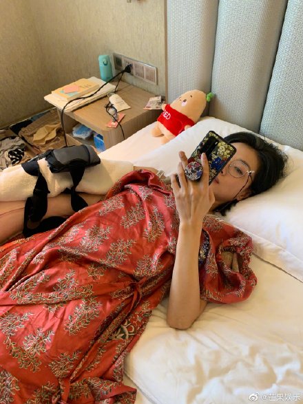 万茜骨折怎么回事是真的吗 怎么恢复的这么快 (伤口曝光)