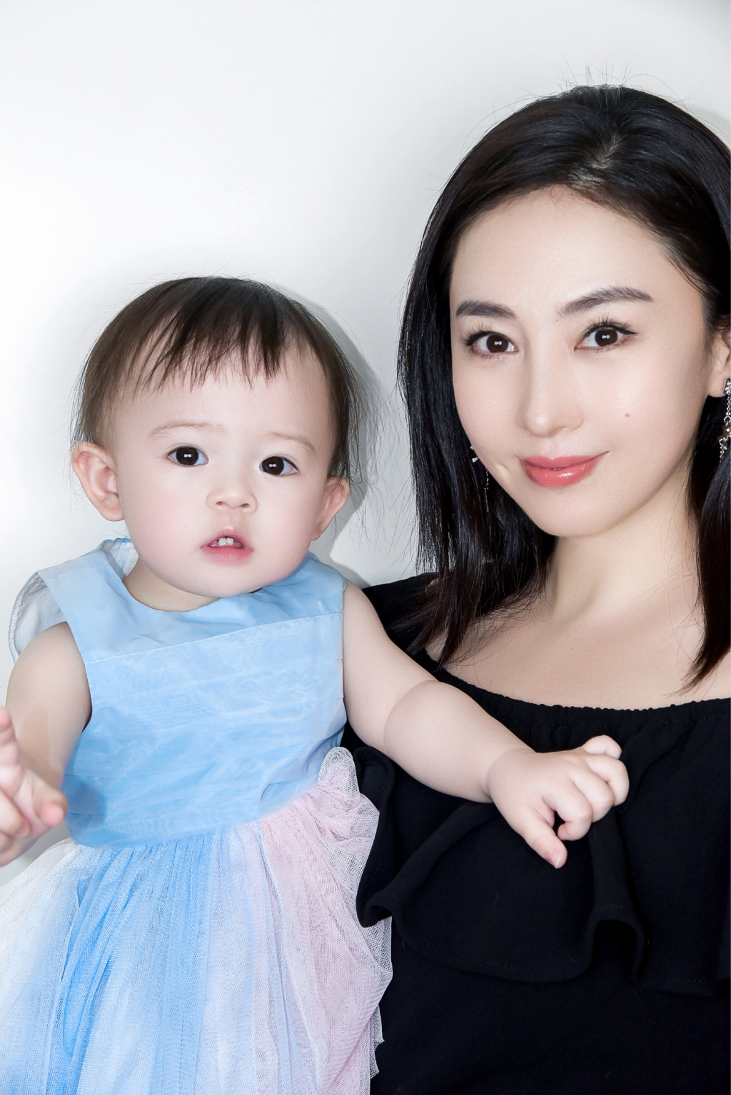 贾晓晨几几年的多少岁了 贾晓晨和刘心悠很像对比照