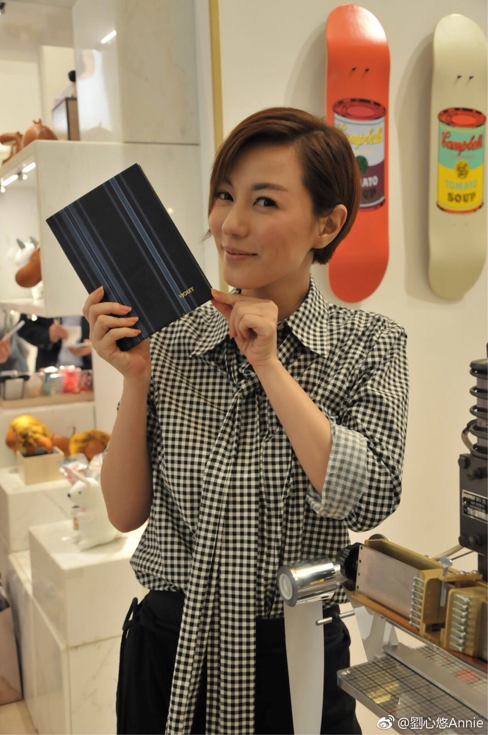 贾晓晨几几年的多少岁了 贾晓晨和刘心悠很像对比照