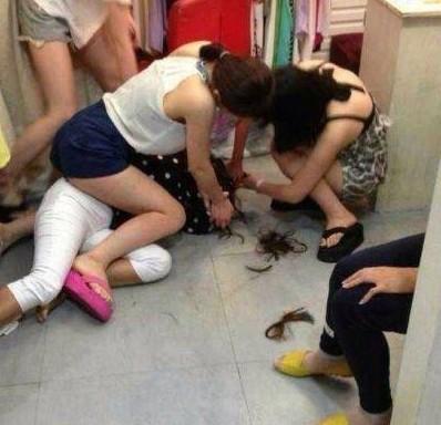 实拍女小偷超市偷东西图片 女小偷被抓后的下场