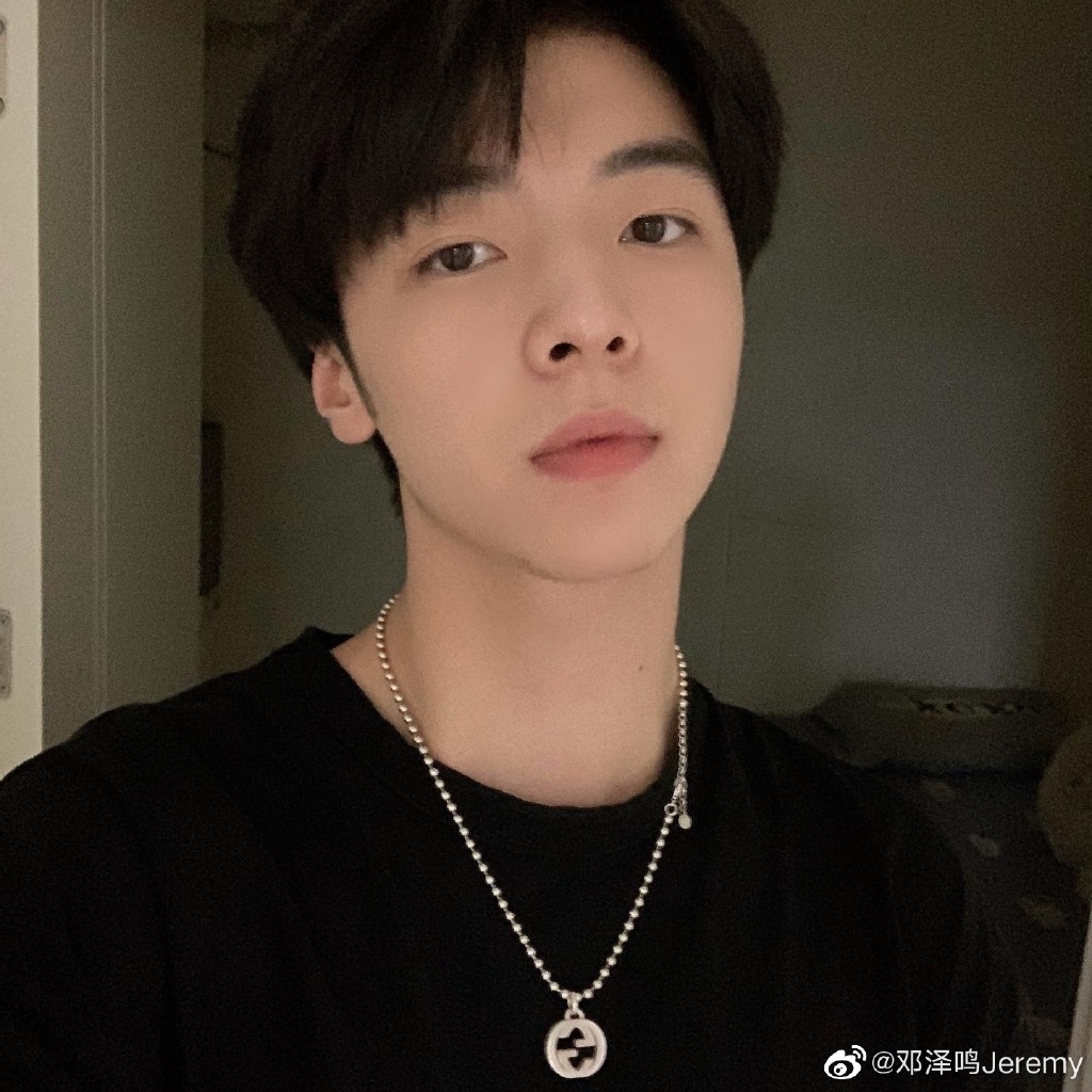 邓泽鸣年龄多大了 他和陈立农撞脸对比照