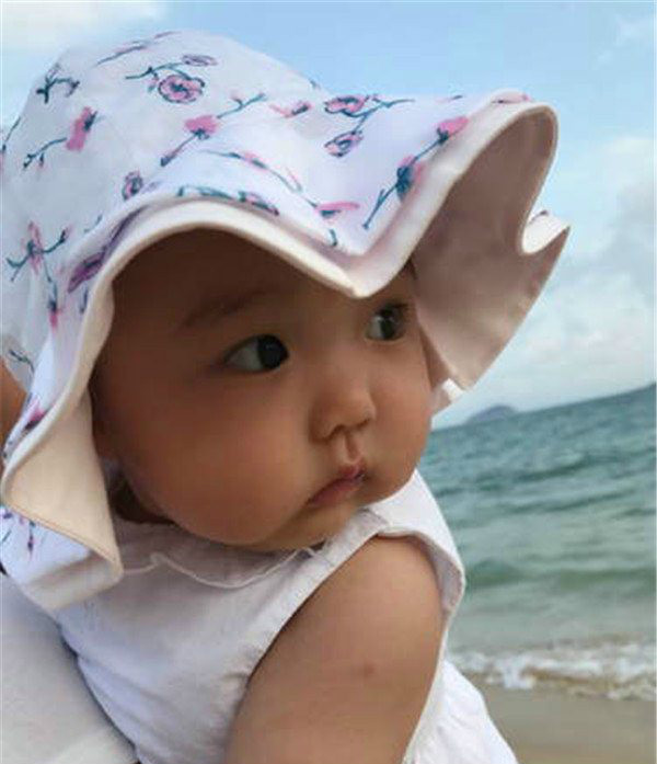 高云翔董璇夫妻小时照片曝光 一家三口神似让人傻傻分不清楚