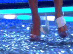 大KK为什么被维密解约 大KK不慎掉鞋图片