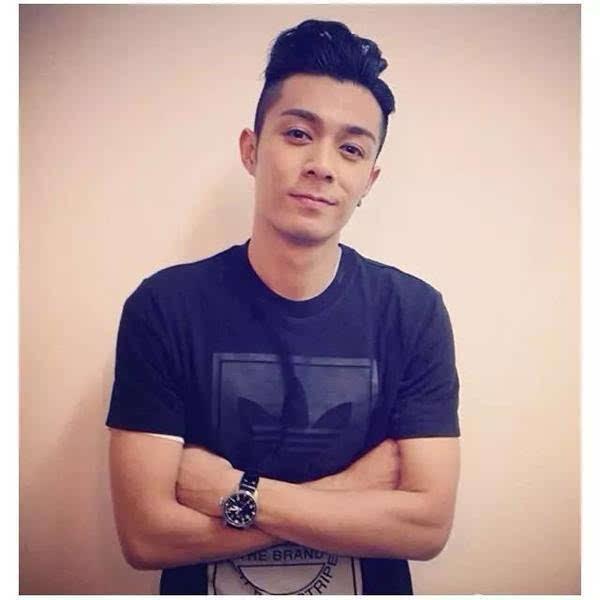 周柏豪老婆钟浠文结婚照 他的英文名是punkhipie