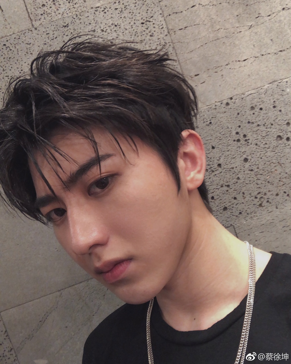 蔡徐坤为什么会全网嘲他娘 蔡徐坤素颜是啥样