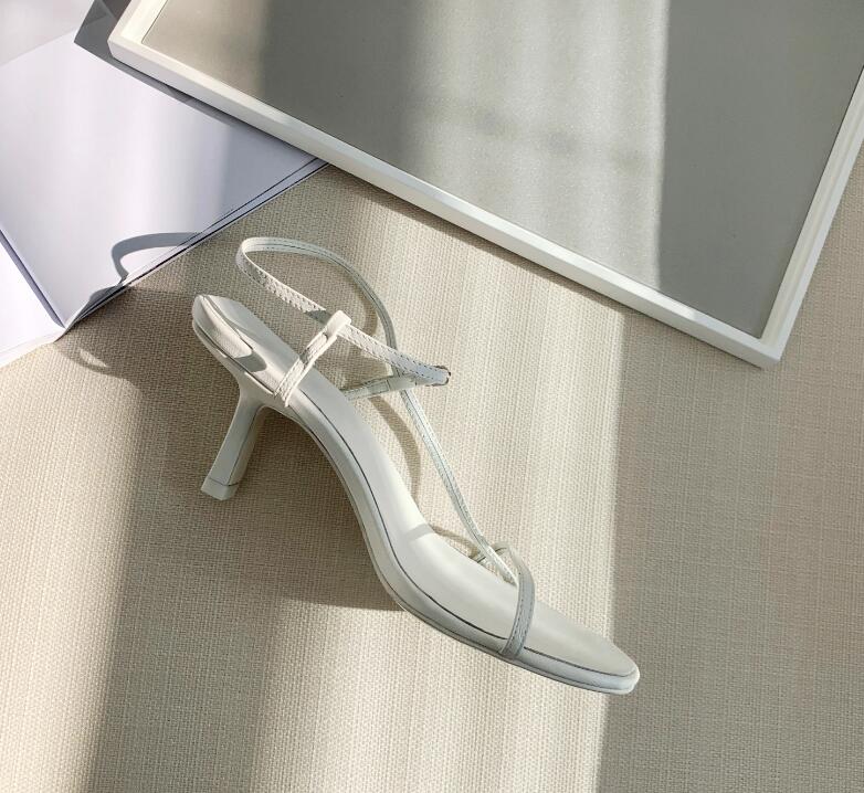 酒杯跟和猫跟鞋的区别 猫跟鞋为什么过于显成熟