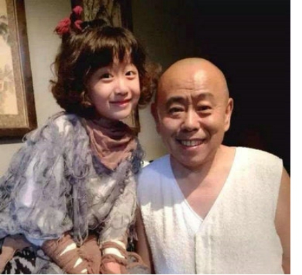 曲隽希长大后现在的图片 她和潘长江是什么关系