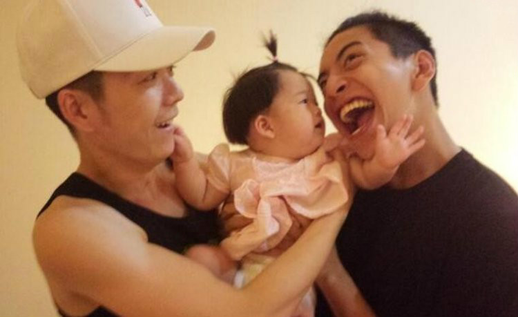 王大陆又在吃小孩 王栎鑫女儿被吓哭画面不敢直视