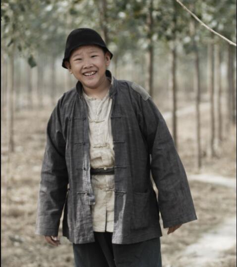 侯祥是85年出生的,如今33岁已经步入中年的他身高却只有一米五,而且