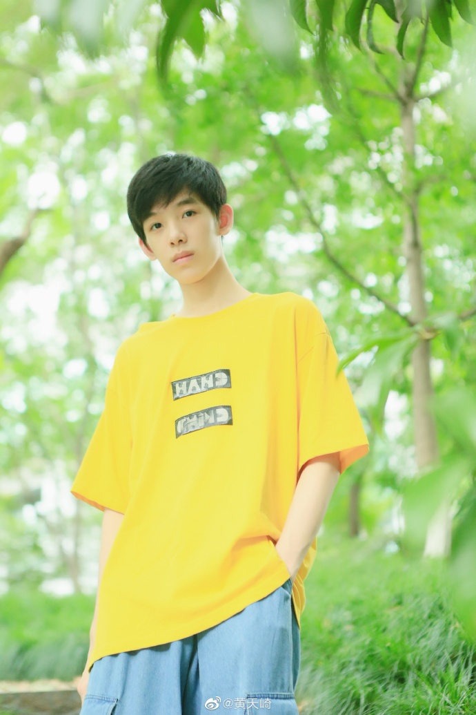 黄天崎身高有多高黄天崎出生于2004年,今年只有15岁,而在14岁那年他就