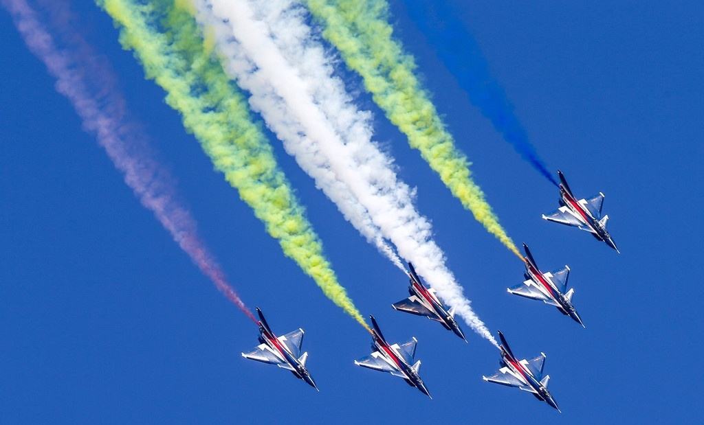 飞机表演喷出来的白烟或者彩色烟雾是什么 来看答案