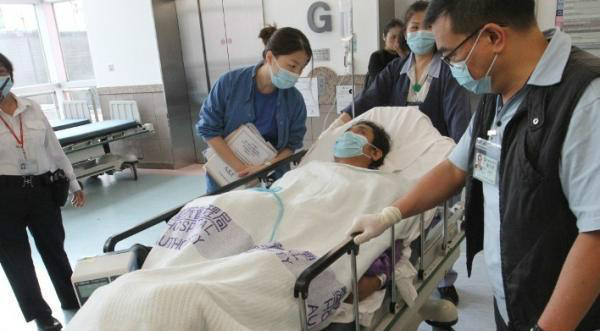 内地男遭外籍匪徒 当街被砍断脚筋抢走400万重案组已接手追查