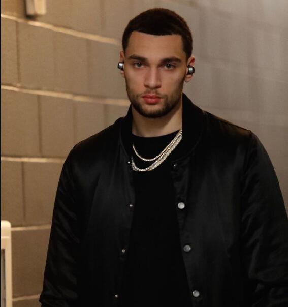 扎克拉文是黑人还是白人 看起来有点白人的细腻