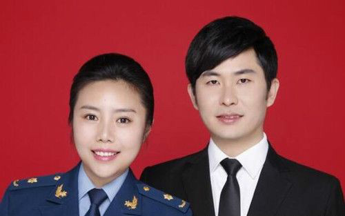 超女纪敏佳微博晒结婚证 与老公甜蜜搂肩获祝福