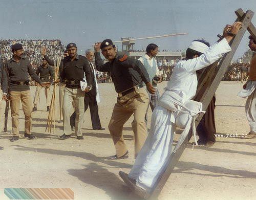 新加坡女子鞭刑现场图片 新加坡鞭刑的痛苦程度如何