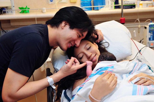 王力宏妻子微博晒小女儿满月照 粉丝狂赞长腿美妞