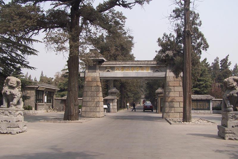 ���ڱ����˱�ɽĹ�ؼ۸����Ǯ �ϰ��տ����ϰ˱�ɽĹ����