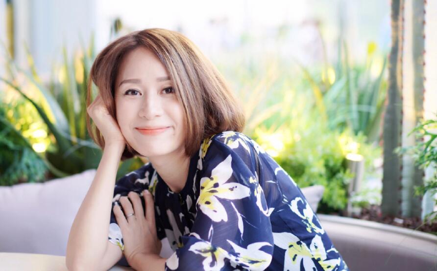 邝文珣年轻时的照片说起邝文珣可能很多年轻的小伙