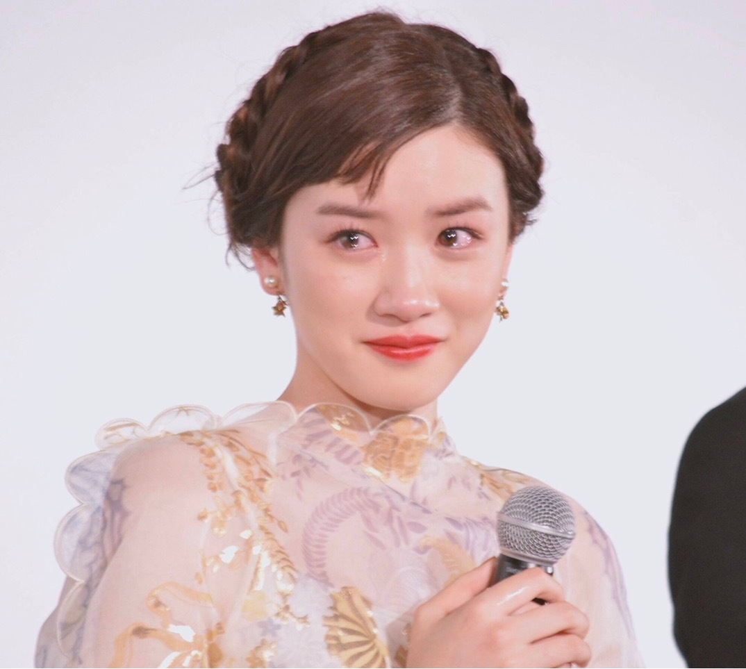 永野芽郁梨花带雨妆容图片 她的鼻子太大了