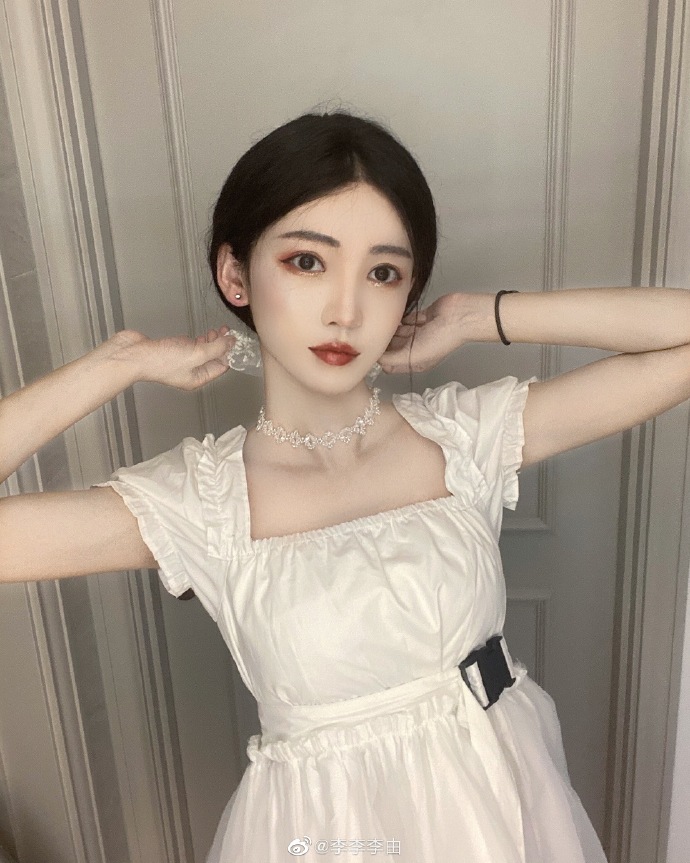 李由男变女变性前后对比照(旧照) 他年龄多大了为什么要变性