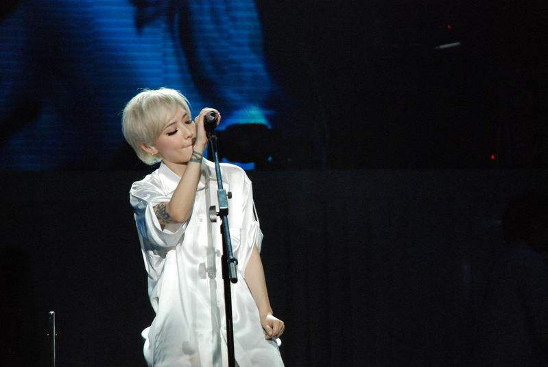 范晓萱有一个交往多年的吉他手男友allen