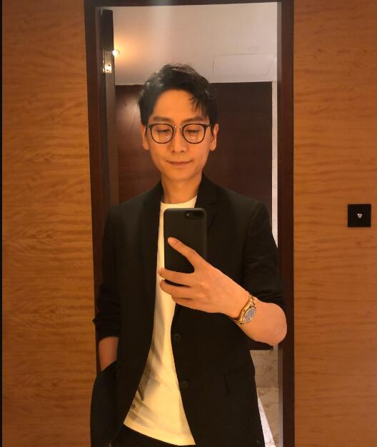 李好现在的年薪大概是三百万左右,像他这样的主持人大概都是这个数