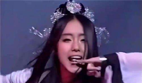 李贞贤为什么总用小指 用小拇指当麦克风