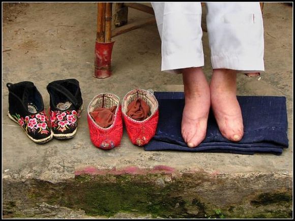 裹小脚的民国姑娘照片 古代女人裹小脚的原因是啥