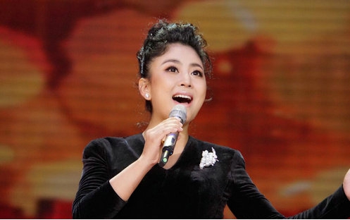 阿鲁阿卓为什么是黑皮肤 她现任老公是谁