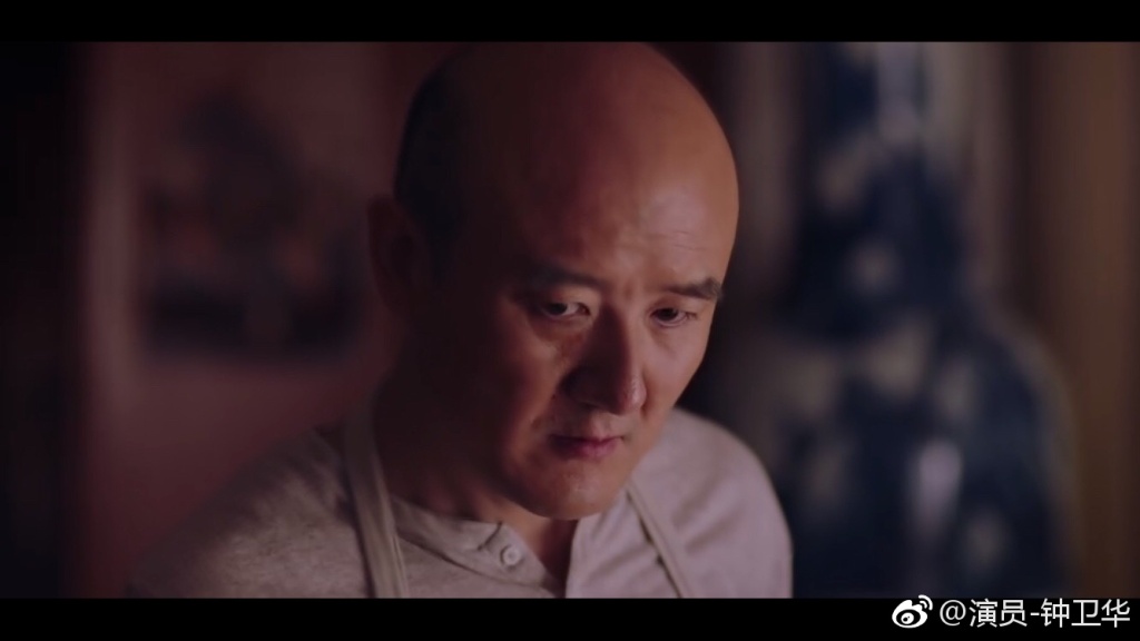 钟卫华哪年出生的年龄多大 他为什么没有头发