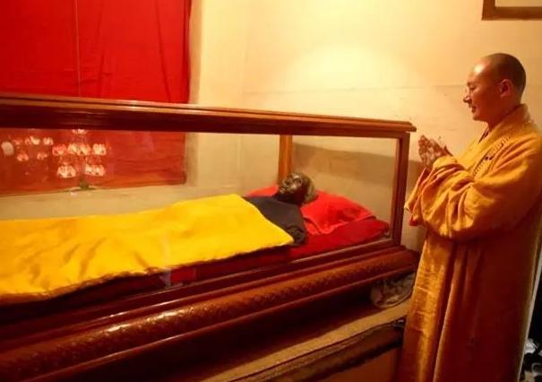 周凤臣老人肉身为什么不腐烂 她的遗体现在还没埋葬吗